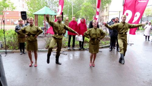 Концерт для одного: в Альметьевске фронтовые бригады поют для ветеранов